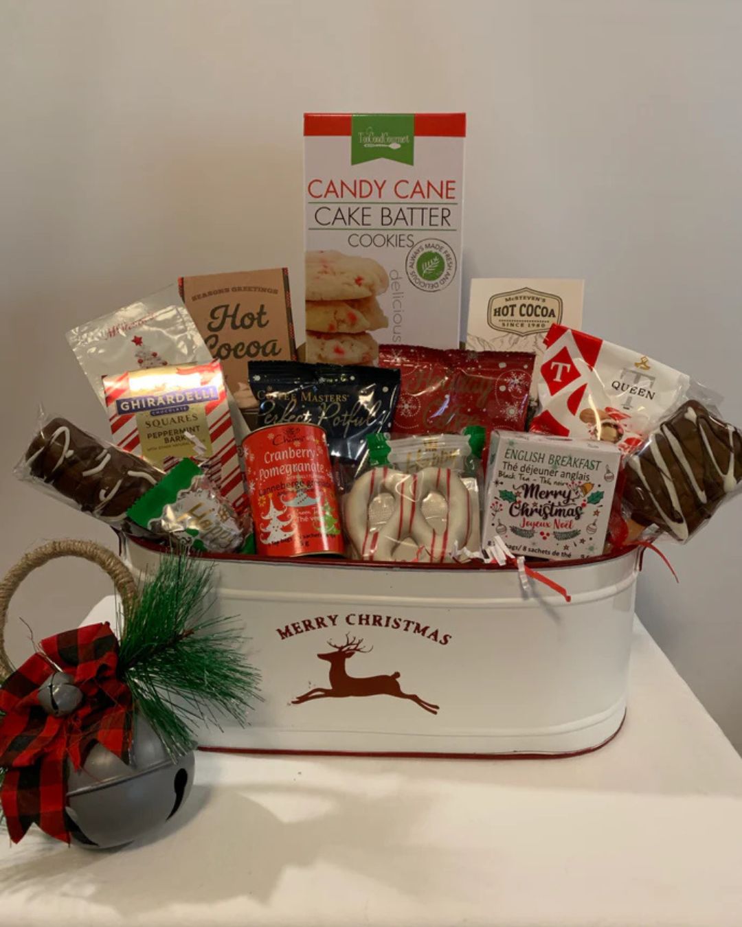 Merry Christmas Delight Hamper – Festive Treats & Cocoa Gift Basket